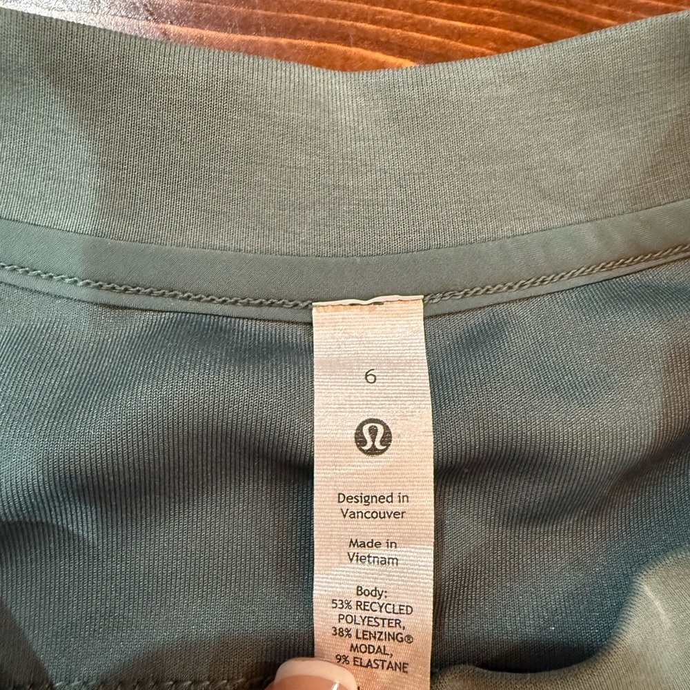 lululemon athletica Women's cropped Sweatshirt in Olive Green